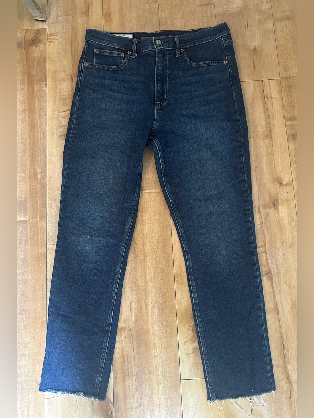 GAP women’s Straight-Leg Dark Indigo Jeans size 31